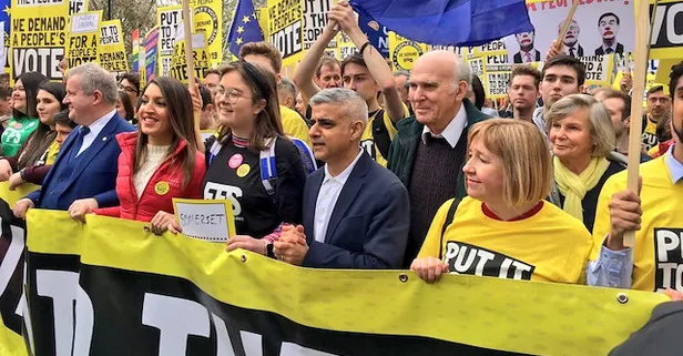 İngiltere ayakta! Milyonlar Brexit için sokağa döküldü