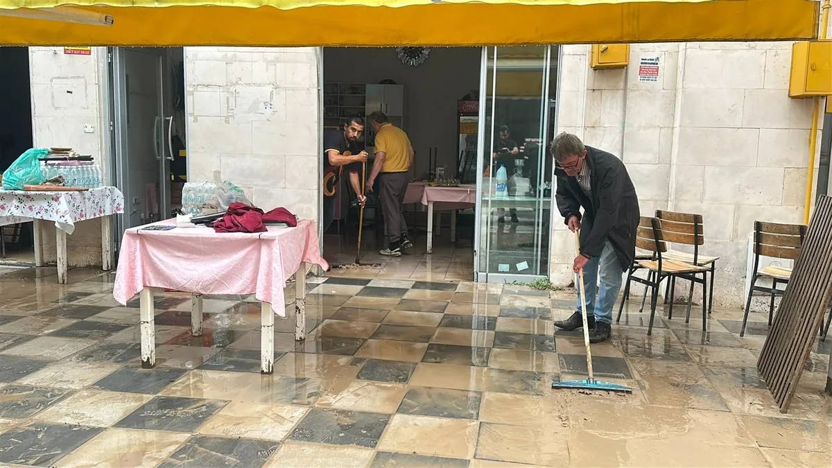 Kastamonu Cide'yi sağanak vurdu: Devrekani Çayı taştı, ev ve iş yerini su bastı-4