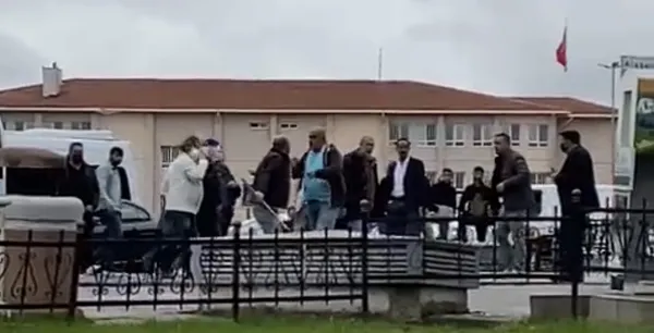 umraniyed-dolmus-soforleri-birbirine-girdi-kurek-sapiyla-saldirdi-1633935898061.jpg Ümraniye'de dolmuş şoförleri birbirine girdi! Kürek sapıyla saldırdı-3
