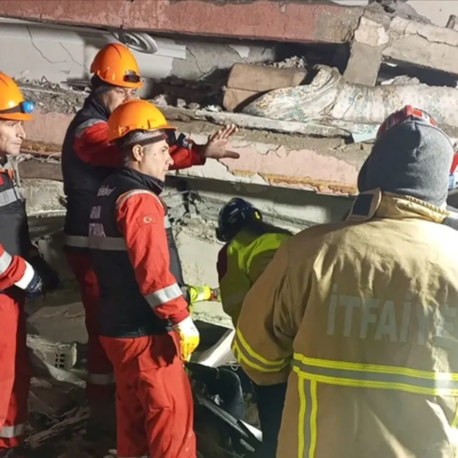 Yüzyılın felaketi sonrası peş peşe umut dolu haberler! Saatler sonra enkazdan kurtarıldılar