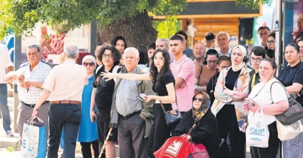 İzmir'de grev krizi büyüyor: Ulaşım durma noktasına geldi çöp dağları yükseldi