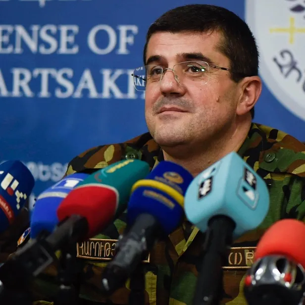 azerbaycan-karabagdaki-sozde-ermeni-rejiminin-eski-cumhurbaskani-arayik-harutyunyani-paketledi-1696353408638.jpeg Azerbaycan, Karabağ'daki sözde Ermeni rejiminin eski "cumhurbaşkanı" Arayik Harutyunyan’ı paketledi-4