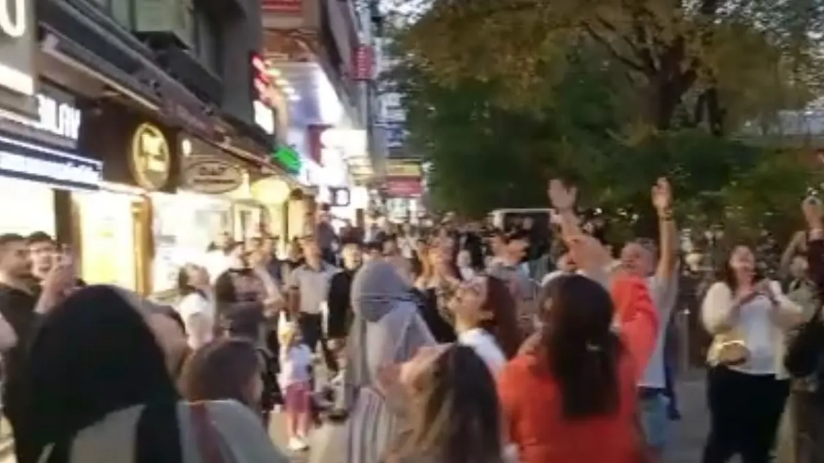 Çankaya'da klip çekimi sırasında binadan para atıldı: Yere saçılan paralar izdihama sebep oldu