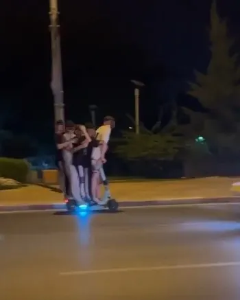 antalyada-bu-kadar-da-olmaz-dedirten-goruntu-5-kisi-bindiler-1659469758280.jpg Antalya'da 'bu kadar da olmaz' dedirten görüntü! 5 kişi bindiler-4