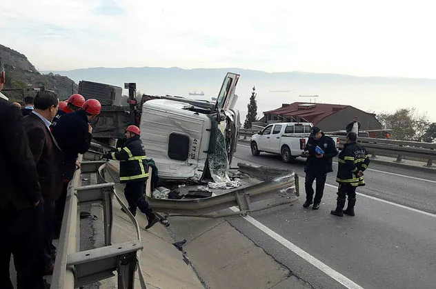 TIR refüje devrildi, D-100 ulaşıma kapandı