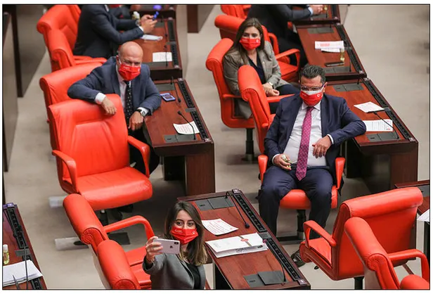 CHP’li milletvekillerinin Meclis’te taktıkları Atatürk imzalı maskeler çöpe atıldı-2