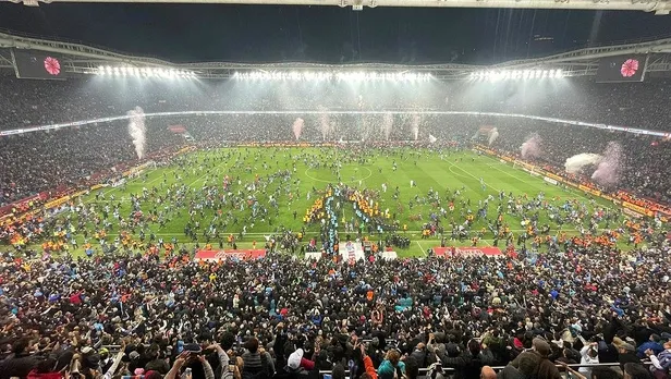 fenerbahce-baskani-ali-koc-trabzonsporun-sampiyonlugunu-da-gordu-1651351354616.jpeg Fenerbahçe Başkanı Ali Koç Trabzonspor'un şampiyonluğunu da gördü-1