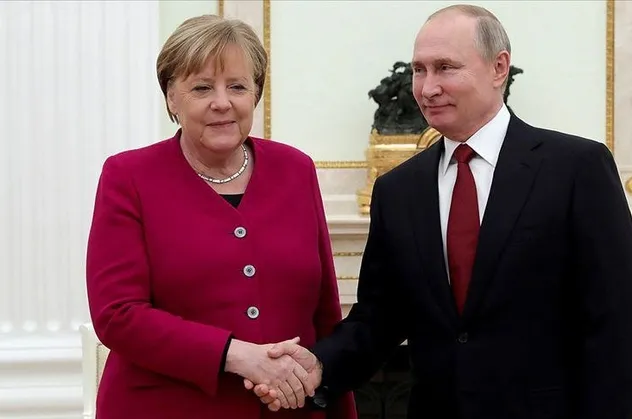 Son dakika: Putin ve Merkel'den kritik Libya görüşmesi