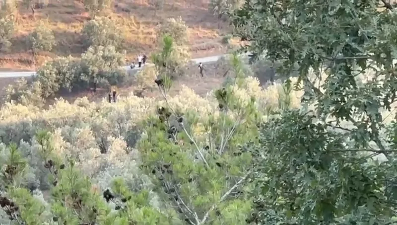 2-saat-surdu-eski-ibb-baskani-ekrem-imamoglunun-babasi-hasan-imamogluna-ait-arazide-arama-1750453220734.jpeg Ekrem İmamoğlu’nun babasına ait olduğu iddia edilen Güre’deki arazide arama yapıldı. (İHA)