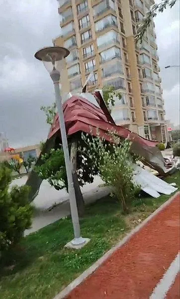 ankara-firtinaya-teslim-cami-minareleri-yikildi-1684336855102.jpeg Ankara fırtınaya teslim: Cami minareleri yıkıldı! | Minareden kopan parçaların isabet ettiği 1 kişi yaralandı-3