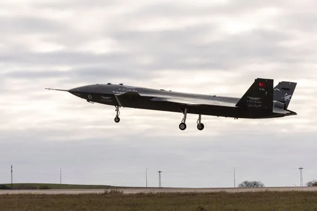 turkiyenin-ilk-insansiz-savas-ucagi-bayraktar-kizilelmayi-abd-yakindan-izliyor-1671136442458.jpg Türkiye'nin ilk insansız savaş uçağı Bayraktar Kızılelma'yı, ABD yakından izliyor-10