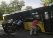 İETT otobüsü rezaletlerinde bugün! Yolda asılı kaldı vatandaş ittirdi