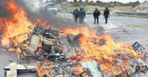 Fransa alev alev yandı! Tepkilerin odağındaki Emmanuel Macron geri adım attı