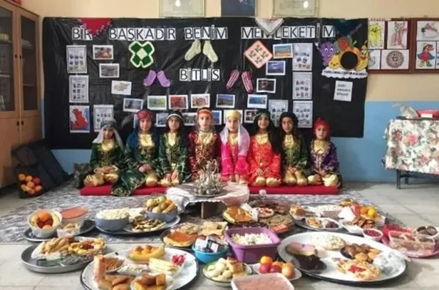 yerli-mali-haftasi-siirleri-2-3-4-5-6-kitalik-2023-yerli-mali-haftasi-nedir-yemekleri-ve-etkinlikleri-neler-bo-1702632490529.jpeg Yerli Malı Haftası nedir, yemekleri ve etkinlikleri neler? YERLİ MALI HAFTASI ŞİİRLERİ 2, 3, 4, 5, 6 kıtalık 2023! Boyama, pano, meyve...-3