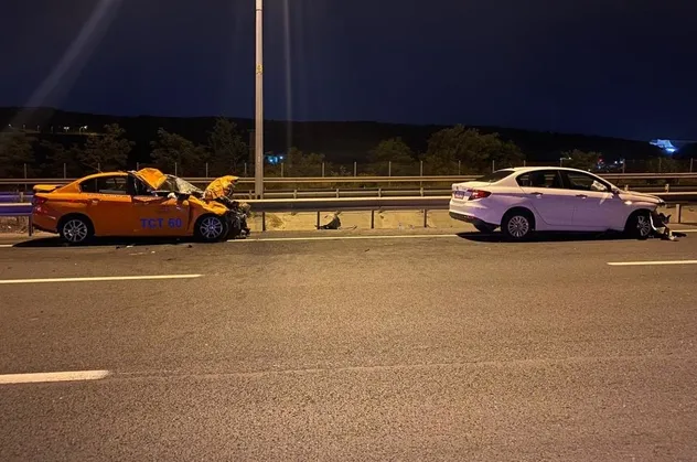 Taksi iki mandaya çarptı: 1 ölü, 2 yaralı