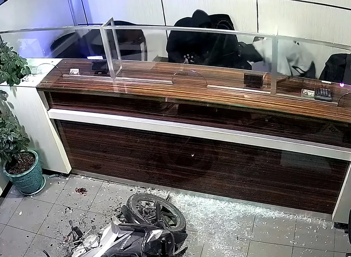doviz-burosuna-cipli-soygun-kepengi-aracla-yikip-16-bin-dolarla-kactilar-1780902283286.jpg Döviz bürosuna cipli soygun: Kepengi araçla yıkıp 16 bin dolarla kaçtılar-4
