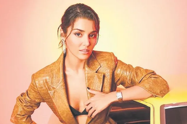 Hande Erçel ve Kaan Yıldırım Londra sokaklarında yakalandı! Güzel oyuncu çizmelerinden kendini ele verdi