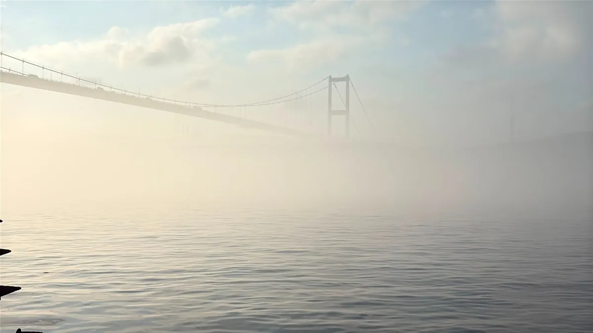 İstanbul Boğazı'nda yoğun sis: Transit gemi geçişlerine kapatıldı