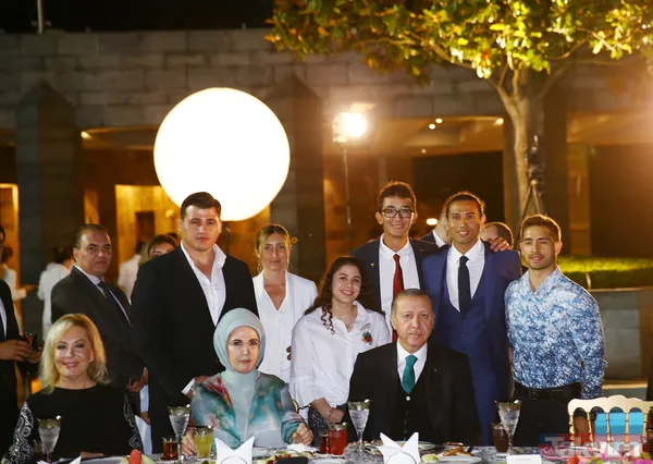Cumhurbaşkanı Erdoğan İstanbul'da sanatçı ve sporcularla iftar yaptı - 24