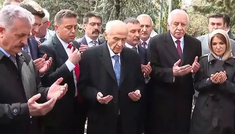gunler-sonra-ilk-goruntu-mhp-lideri-devlet-bahceli-alparslan-turkesin-kabrini-ziyaret-etti-1743765792646.jpeg Günler sonra ilk görüntü! MHP lideri Devlet Bahçeli, Alparslan Türkeş'in kabrini ziyaret etti-6