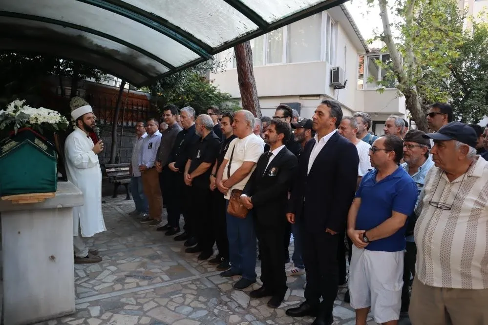 usta-oyuncu-can-kolukisa-vefat-etti-son-yolculuguna-ugurlandi-1785775197387.jpeg Usta oyuncu Can Kolukısa vefat etti! Son yolculuğuna uğurlandı-7