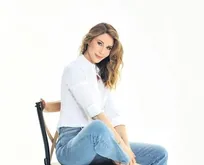 Demet Şener’in seyahatlerden dert yandı... Parmağındaki devasa yüzük kafaları karıştırdı: Evlilik teklifi mi aldı?