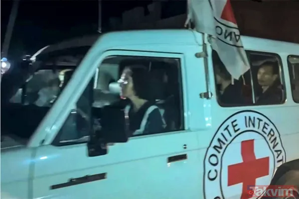 Tarihi esir takası tarihi kareler! İsrailli rehineler Hamaslılara el sallayıp veda etti... Siyonist işgalciler ise Filistinlilere saldırdı - 1