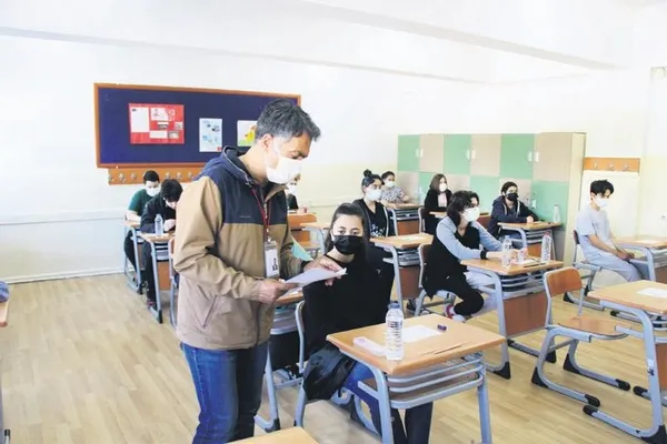 Mersin'de 5 katlı binanın çatısından sarkan bir kişi yürekleri ağza getirdi (Yaşam haberleri)-7