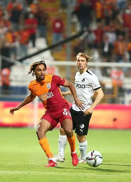 galatasarayda-sok-sacha-boey-sakatlandi-1631210907382.jpeg Galatasaray'da şok! Sacha Boey sakatlandı-1
