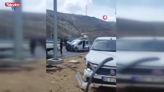 Yüksekova’da kamyonetler çarpıştı: 8 yaralı