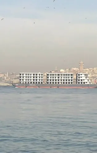 İstanbul Boğazı'ndan "apartman" geçti! Gemiyi gören inanamadı