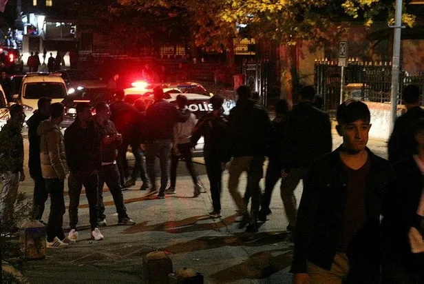 istanbul-beyoglunda-oglu-ile-polise-ates-eden-baba-vurularak-yakalandi-1574623309270.jpeg İstanbul Beyoğlu’nda oğlu ile polise ateş eden şahıs vurularak yakalandı-2
