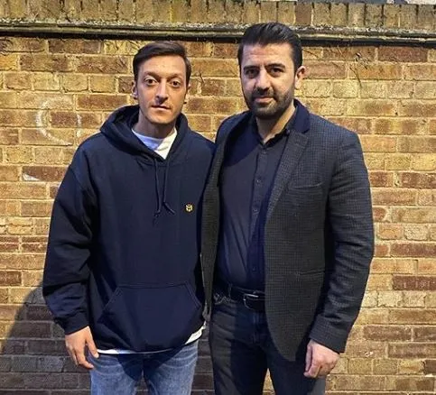 Arsenal forması giyen Mesut Özil SMA hastası Metehan Fidan'ın ailesiyle buluştu-2