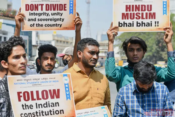 SON DAKİKA: Hindistan'ın 28 Şubat'ı! Başörtüsü yasaklarına karşı eylemler sürüyor: Bıçak taşıyan 2 kişi gözaltına alındı - 2