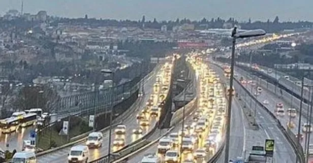 İstanbul güne yağmurla uyandı trafik yoğunluğu yüzde 47’ye yükseldi