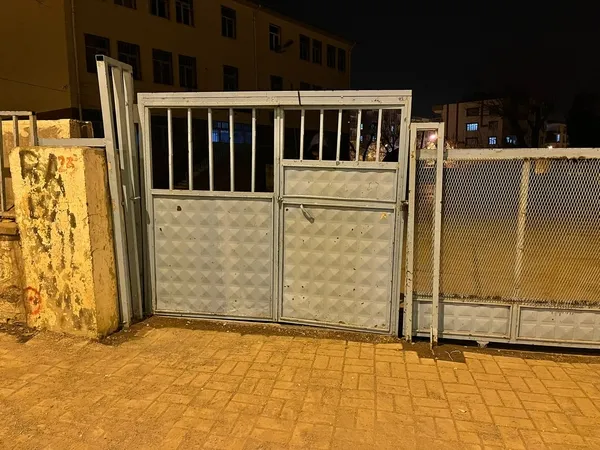 calinan-okul-kapisi-hurdacida-bulundu-hirsizlar-araniyor-1641623294853.jpg Çalınan okul kapısı hurdacıda bulundu! Hırsızlar aranıyor-2