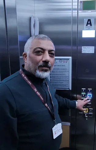 16 yıldır her gün hayatının 9 saati 2 metrekarelik asansörde geçiyor