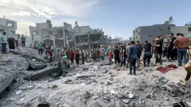katil-vahsete-doymuyor-soykirimci-israil-yuzlerce-filistinlinin-toplu-defnedildigi-mezarligi-bombaladi-1709500989782.jpeg Katil vahşete doymuyor! Soykırımcı İsrail yüzlerce Filistinlinin toplu defnedildiği mezarlığı bombaladı-4