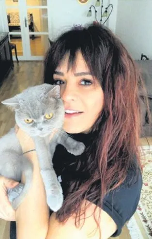 Ünlü popçu Reyhan Karaca'dan kedisi Jülyet ile poz