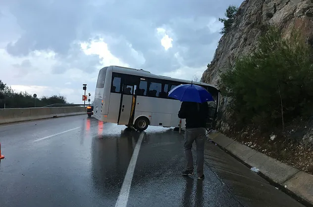 Antalya'da servis aracı kayalıklara çarptı