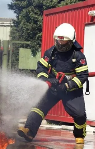 İzmir'de kağıt fabrikasında korkutan yangın