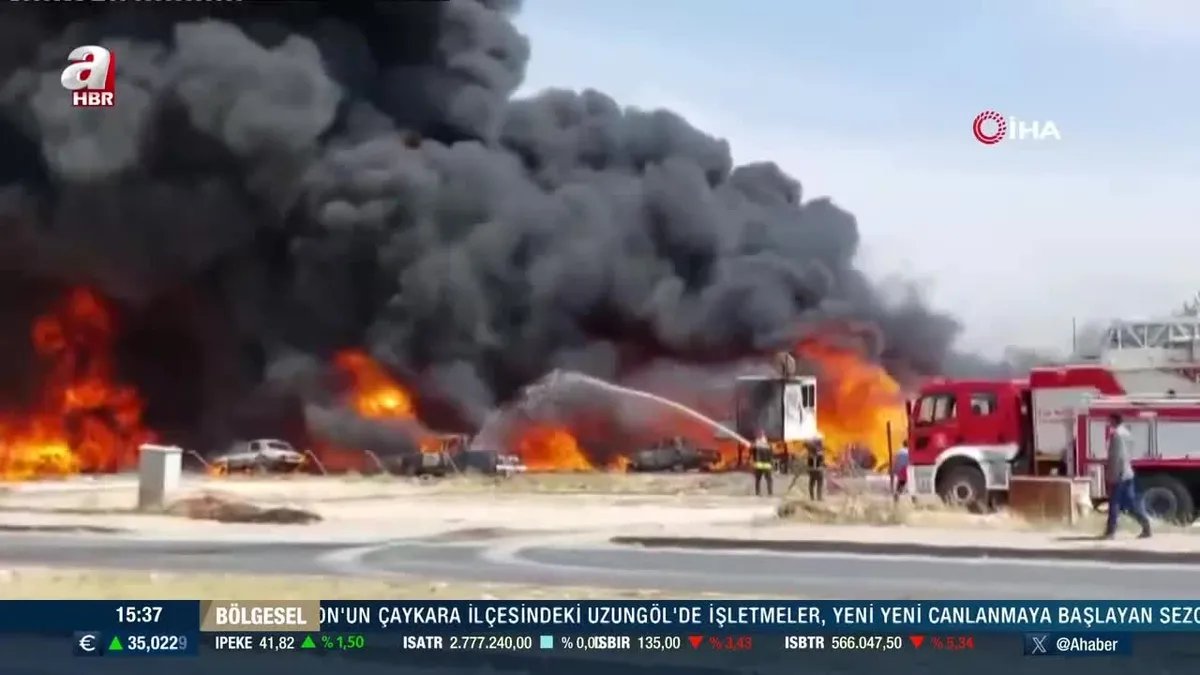 Gaziantep'de plastik malzemelerinin satıldığı iş yerinde yangın! 5 araç kullanılamaz halde!