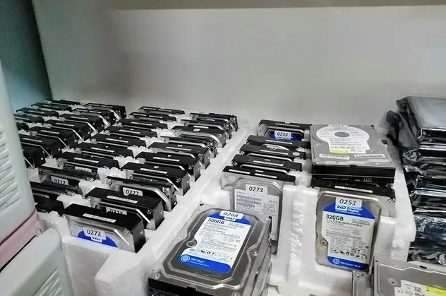 Adana'da FETÖ şüphelisinin evinde 70 hard disk ele geçirildi