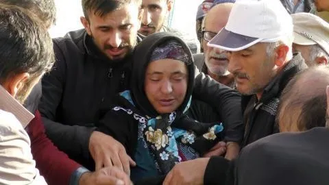 Üzerine dolap devrilmesi sonucu ölen küçük Zerin son yolculuğuna uğurlandı-1