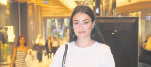 Yüzüksüz gezmiyor