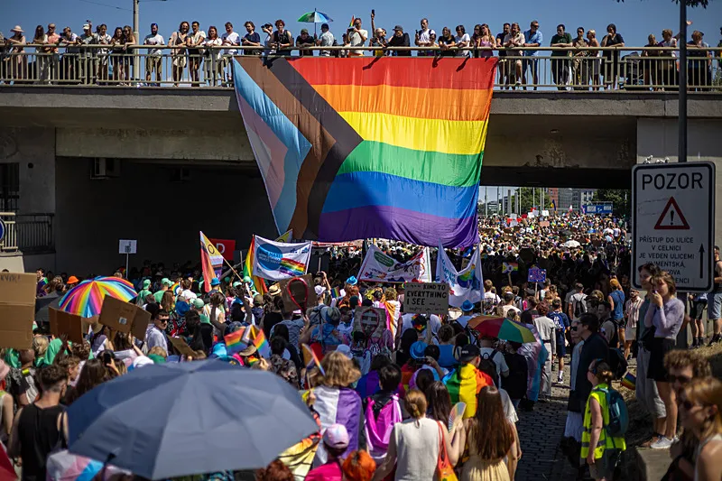 Dört koldan LGBT dayatması! Hayatın her alanına sızan semboller: "Toplumsal değerlere saldırıyorlar"-8