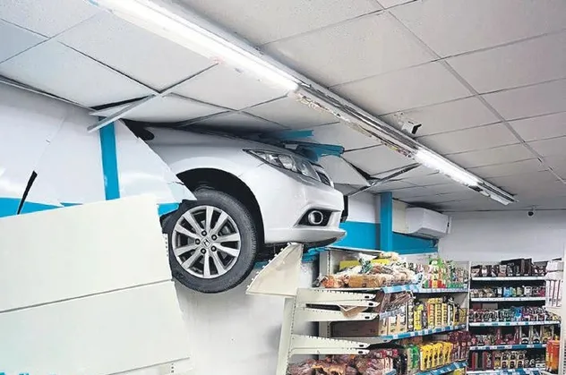 İstanbul Çekmeköy'de fren yerine gaza basan sürücü markete çatıdan daldı
