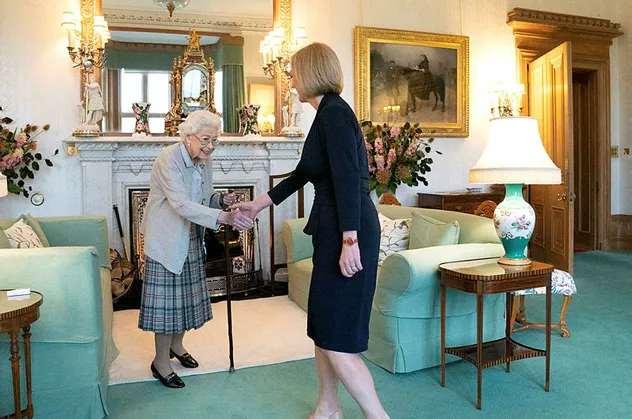 Kraliçe 2. Elizabeth ile yeni Başbakan Liz Truss'un görüşmesinde dikkat çeken detay! İngiltere'de olay oldu: Kraliçe'nin eli neden mor?