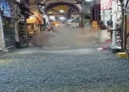 Kapalıçarşıda hareketli anlar! İSKİ borusu patladı, dükkanları su bastı