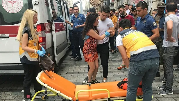 İstiklal Caddesi'nde motosiklet dehşeti! Yardım bile etmeden kaçtı-1
